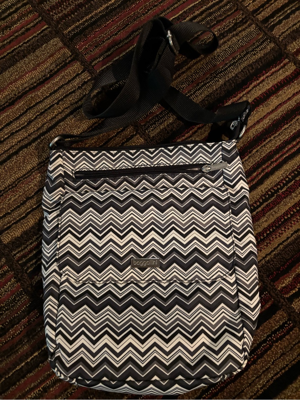 Baggallini Black & White Chevron Crossbody Bag purse